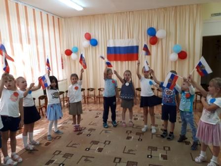 игра «Кто быстрей возьмет флажок»